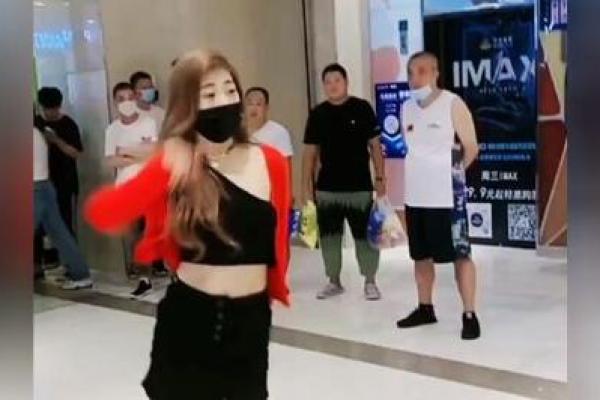 山头火命女：火焰中舞动的灵魂，生活的真谛与挑战