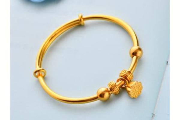 命理解析：为什么特定命格需要佩戴金手镯？