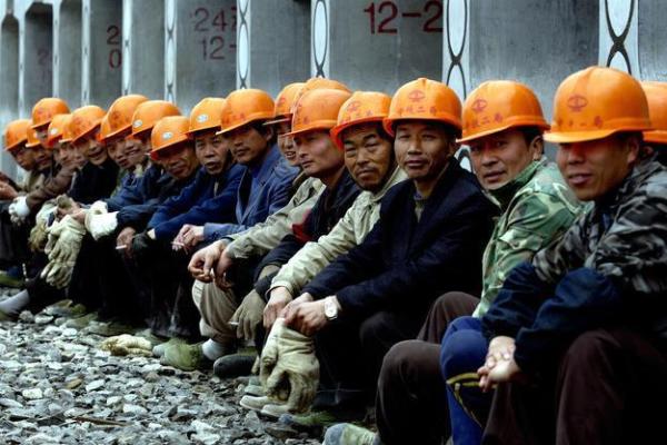 农民工的命运：在城市与乡村之间的拼搏与希望