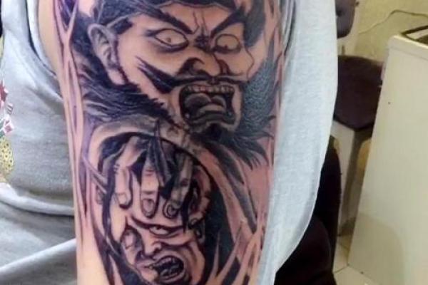 如何通过命格选择纹身钟馗,增添护身符的力量 如何通过命格选择纹身钟馗,增添护身符的力量