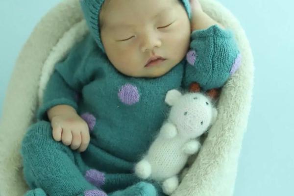 探寻新生儿命理：如何为宝宝选择最佳的命名与未来方向