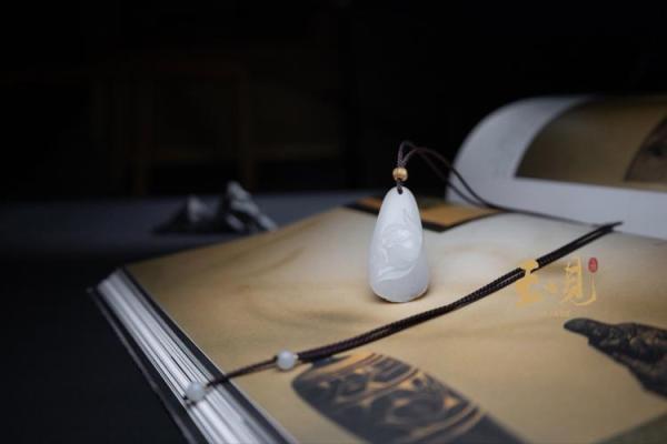 命理中的白玉莲花：寓意、特征与日常运用