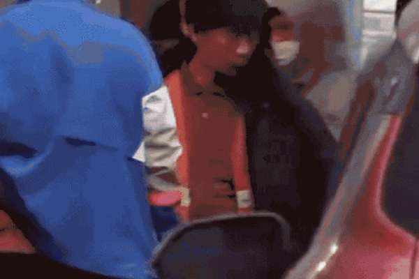 大海水命与观音的深情联结：海浪中的灵魂与智慧之声