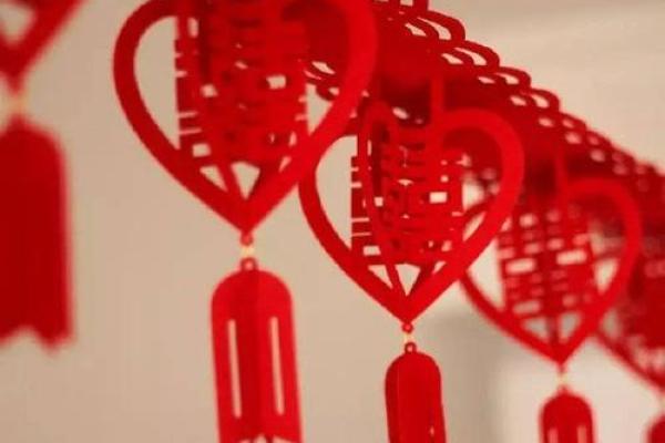 属鸡女性：寻觅最佳命运与婚姻的完美搭配