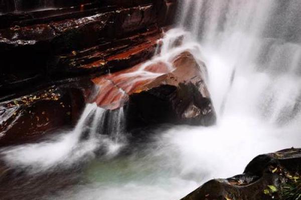 解读涧下水命:流动与契机的生命哲学 解读涧下水命:流动与契机的生命哲学