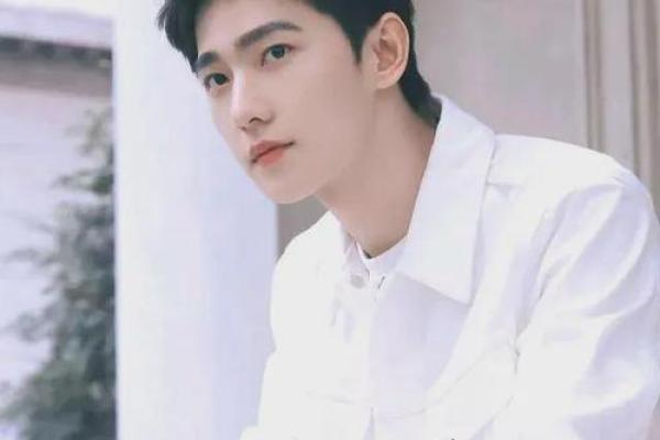 摇尾乞怜的背后,流露出的是深刻的情感与执着 摇尾乞怜的背后,流露出的是深刻的情感与执着