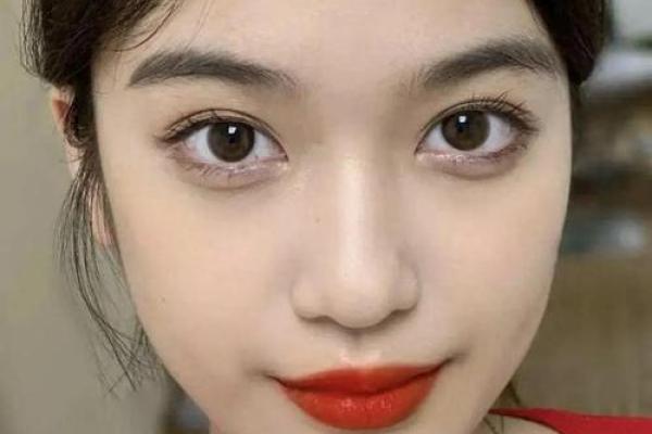 薄唇女孩的命运解析：都是薄唇惹的祸吗？
