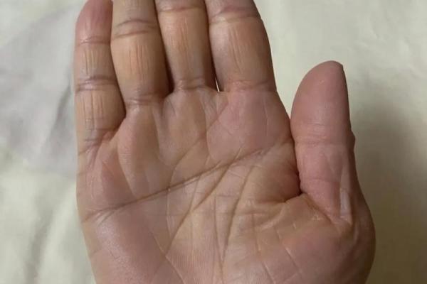 女人的右手断掌命运解析：了解你的手相独特之处