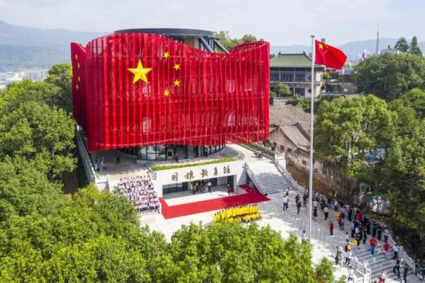 申命记：摩西最后的训诫与信仰传承的故事