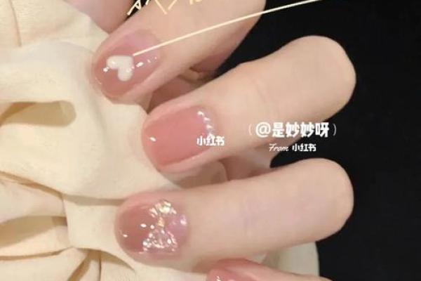 女人扇形指甲的命运解析：从美甲看人生与性格的奥秘