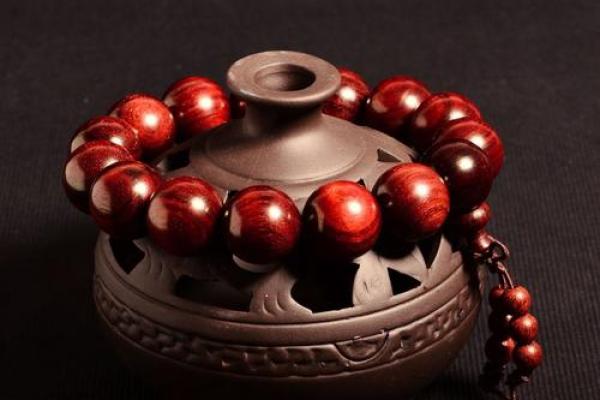 小叶紫檀：命中注定的珠宝选择与佩戴探秘