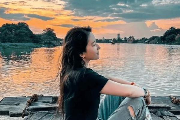 一九九O年出生的人生命运解析：洒脱与独立的旅程