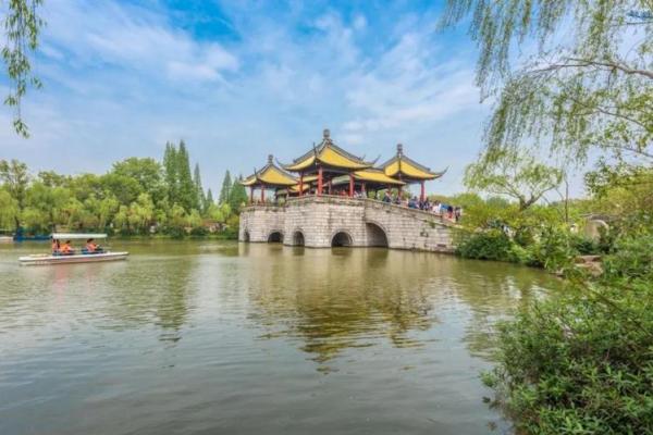 茹凉如命，亦如梦；在时光的河流中，追寻炽热的心跳与宁静的灵魂