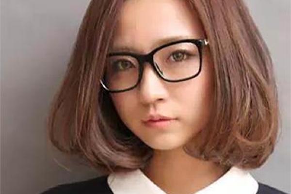 火命人士适合戴什么眼镜，彰显个性与魅力