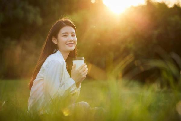 命理与美：探讨那些命格好看女人的特点及魅力