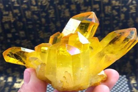 金命属鸡戴什么水晶？解锁好运的秘密武器！
