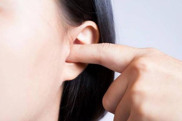 耳垂尖的女人：透视她们的命运与个性