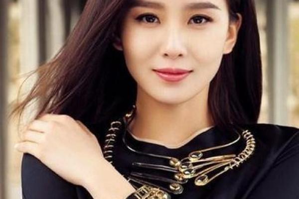 揭示：女生拥有富贵命的面相特征，助你走向人生巅峰！