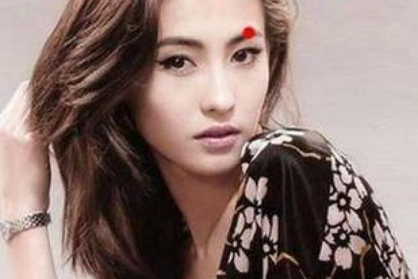 女命遍野桃花：解读背后的情感与命运之象