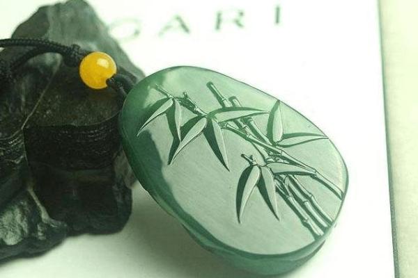 火命者适合佩戴的翡翠颜色解析：助旺运势的珍贵之选
