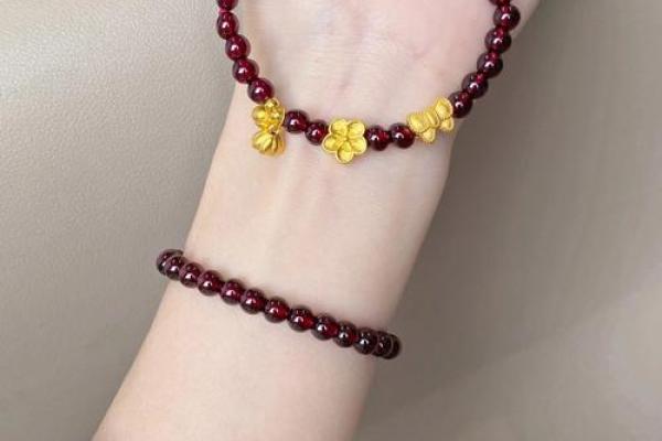 探寻石榴木命：适合佩戴的手链款式与搭配技巧