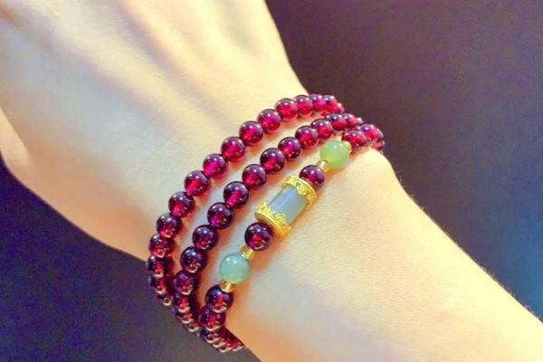 探寻石榴木命：适合佩戴的手链款式与搭配技巧