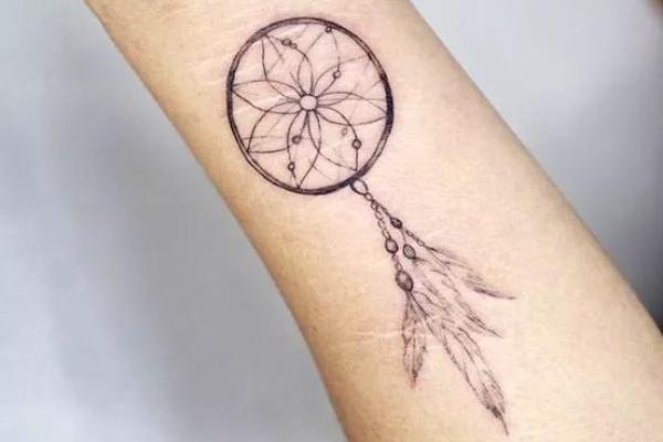 桃花劫命：探索适合的纹身与其寓意