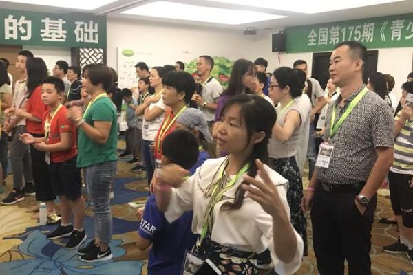 女孩的腿毛：自然与自信的绽放
