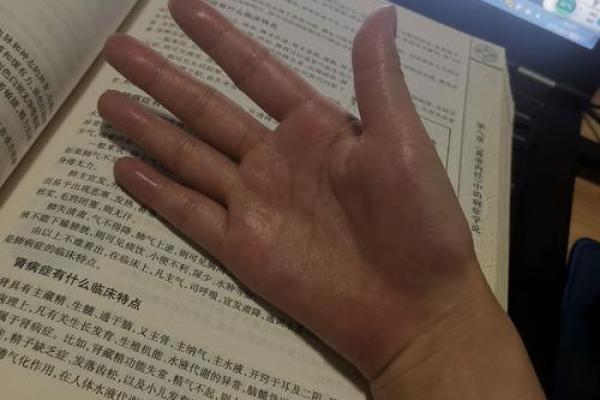 手心出汗的女生是什么命：细腻心思与命运的交织