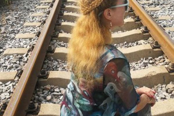 探秘命理：三两四女命的独特性与人生轨迹