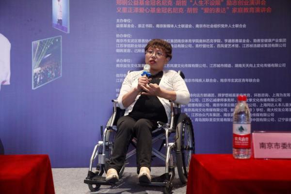 没有爸爸的女孩，她们的命运与希望之光