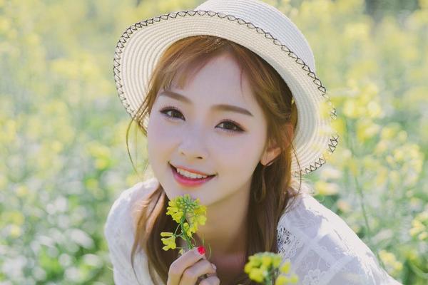 揭开82属狗女的命运之谜：性格、事业与爱情的全面解析！