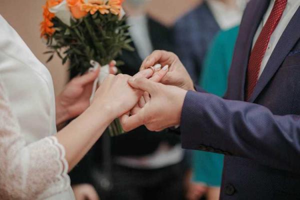 龙女蛇男：缘分的奇妙交汇与爱情的深邃旅程