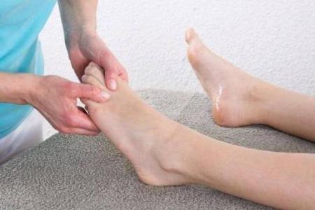 女人脚板很薄的命运解析：脚下的命运与人生轨迹