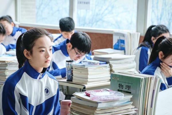 00后命运难言,生活重压下的青春挣扎与希望 00后命运难言,生活重压下的青春挣扎与希望