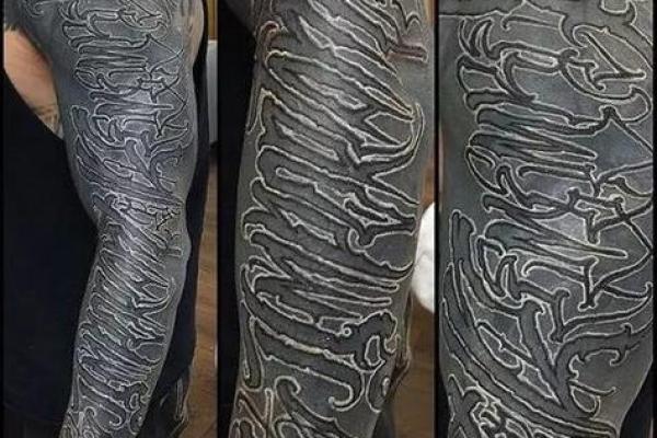 属狗火命的纹身选择：火焰与忠诚的完美结合