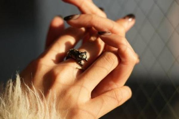 骨感手展现的魅力与命运：女孩们的手与生活的秘密