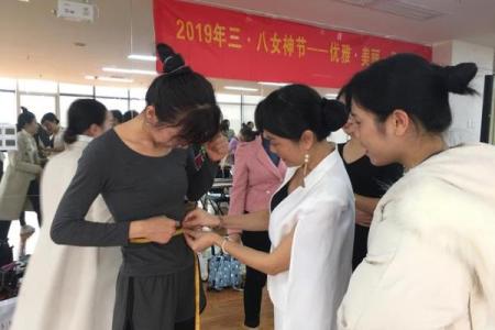 女性炉中火命佩戴物品与个性魅力之道