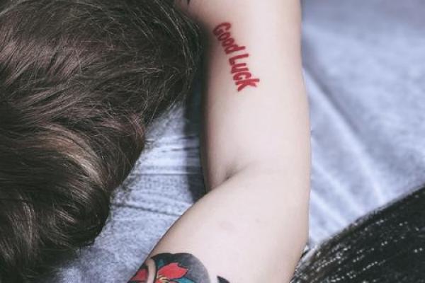 通过纹身改变命运：让身体艺术引领人生转折的奇妙旅程