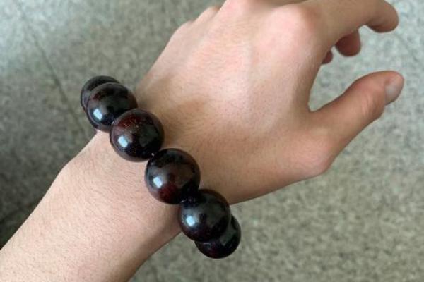 小叶紫檀的命理之美：如何提升你的气场与运势