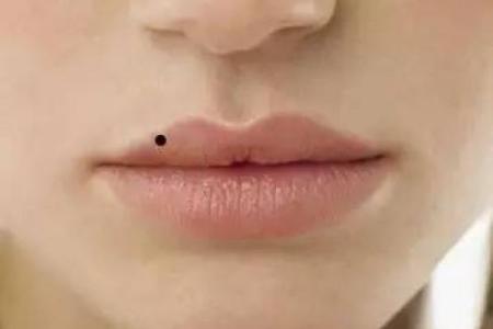 如何在桃花劫命里选择合适的纹身来增强运势？