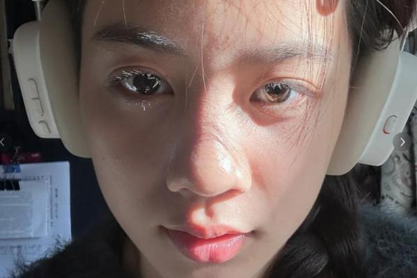眉毛粗的女人命运解析：读懂她们的内心与人生机遇