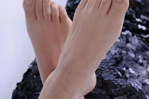 女人脚小到底意味着什么？揭示女人命运与足部的神秘联系！