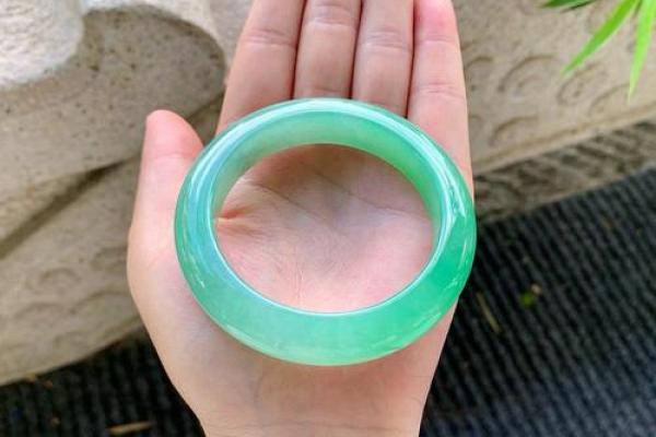 揭秘水命佩戴翡翠的魅力与选择技巧！