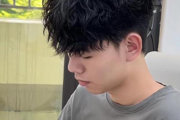适合火命人的招财发型推荐，助你运势爆棚！