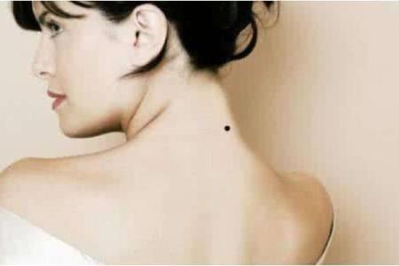 揭秘：女生左肩膀高的神秘命运，你知道吗？