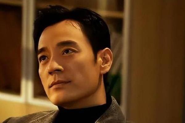 肩膀高耸的男人：他的命运与背负的重担
