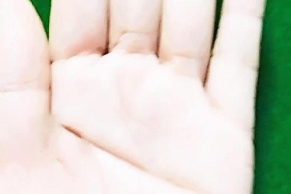 掌中命运：揭示断掌女人的独特命格与人生轨迹