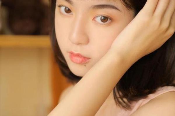 婴儿出生后睁眼的意义：命运与希望的起点