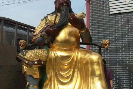 揭秘关公的命理奥秘：什么命能扛得住睁眼关公？